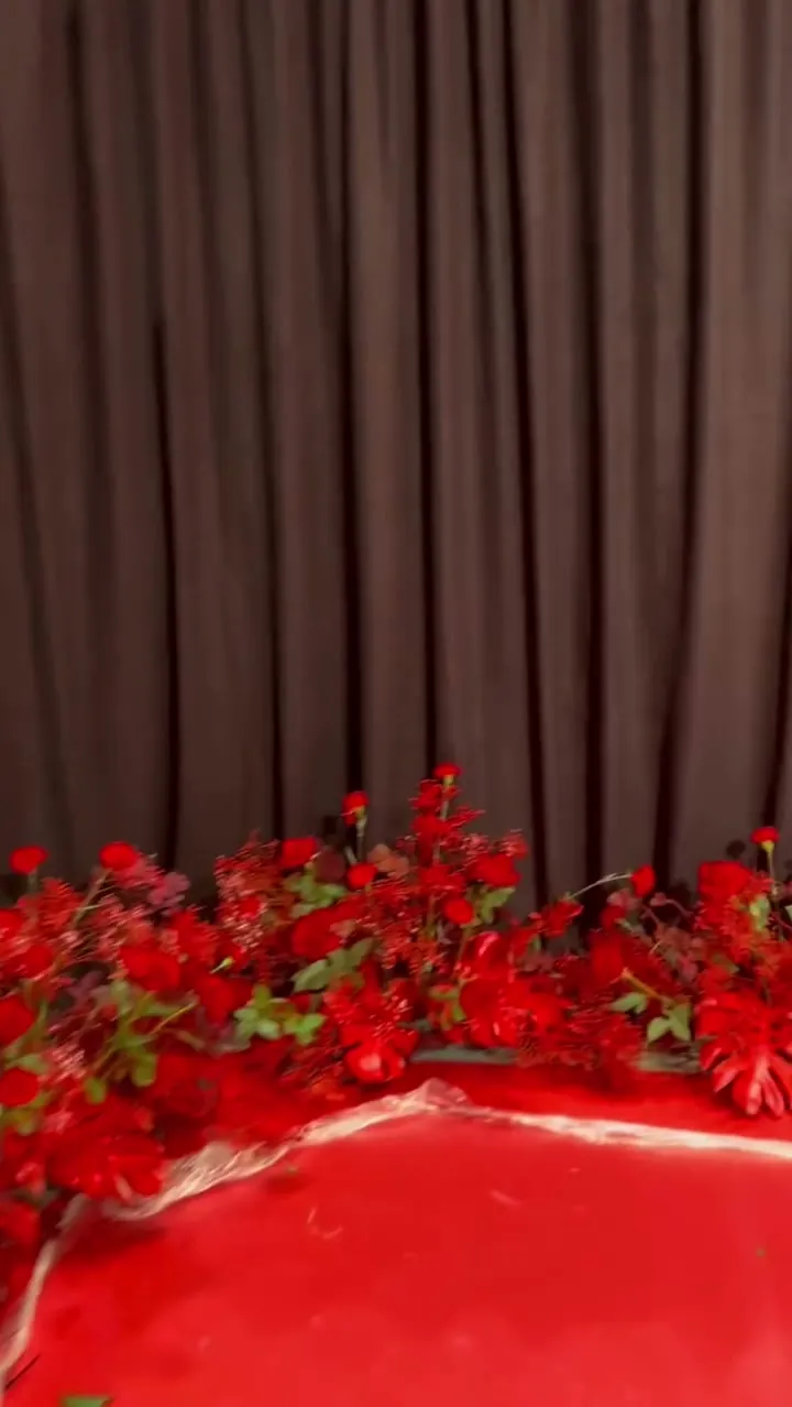 Cordón de rosas rojas a pie de cortina en la decoración floral de la Academia de Cine para los Premios Goya