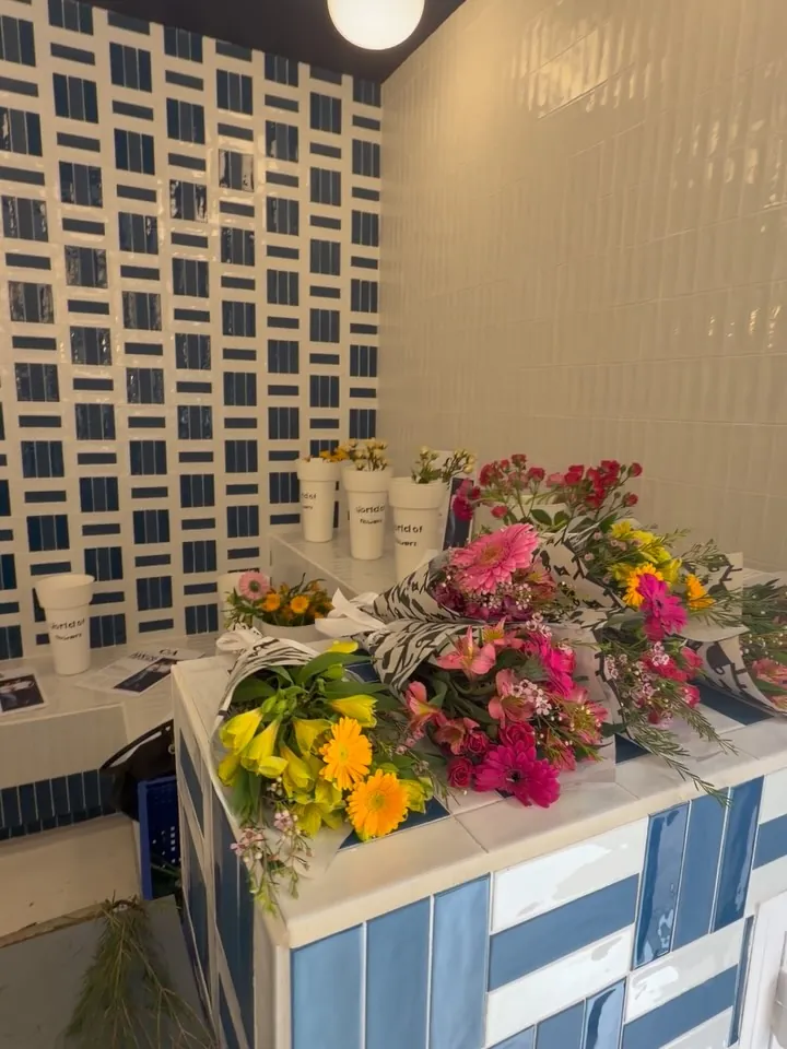 FloralBar de Les Fleurs con ramos de gerberas y flores de colores en el aniversario de C&A