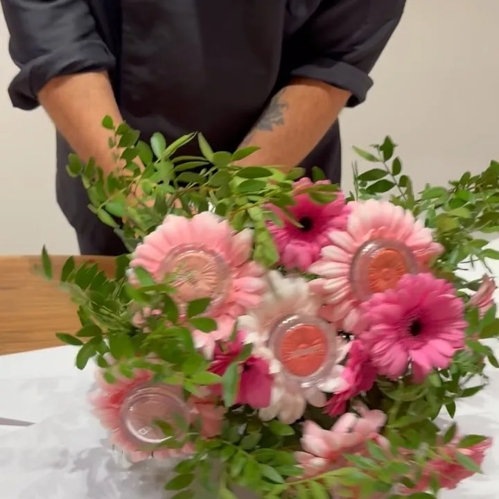Ramo de gerberas rosas con los coloretes Cheek Pop de Clinique