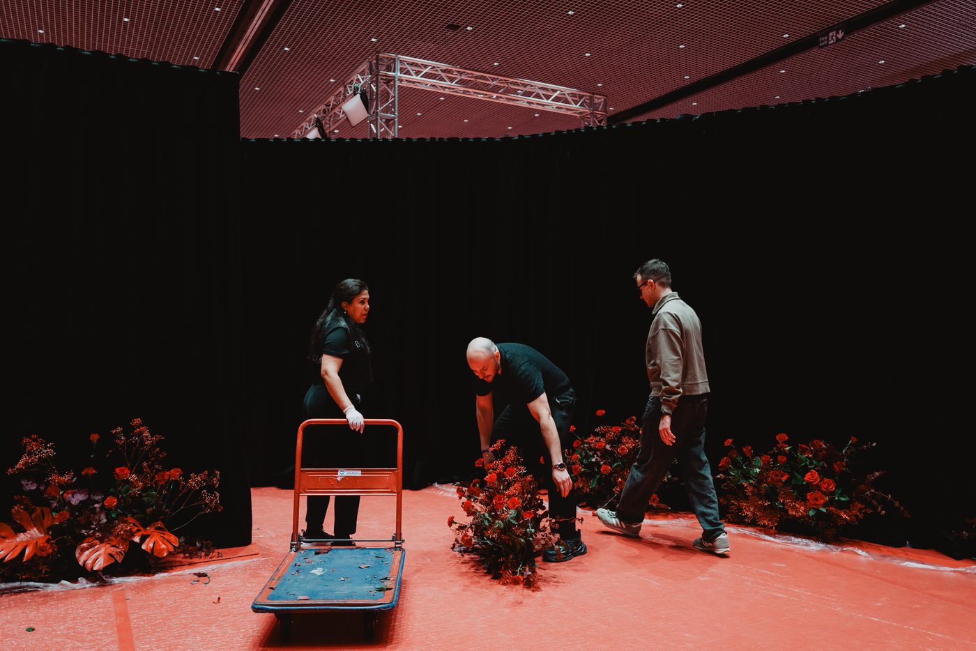 El equipo de Les Fleurs moviendo flores por la alfombra roja durante el montaje de la gala