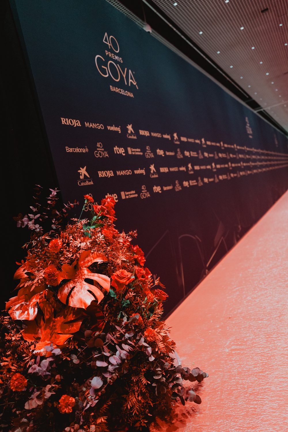 Composición de flores rojas a la entrada del photocall de los 40 Premios Goya en Barcelona