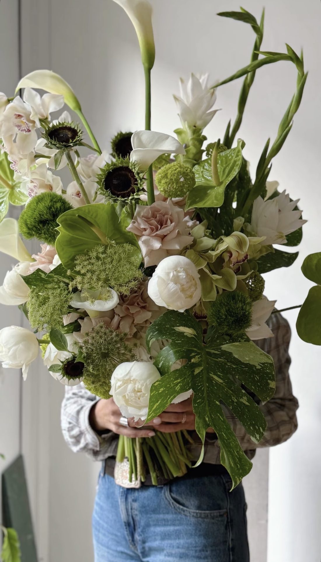 Ramo de temporada de Les Fleurs, montado a mano en el taller