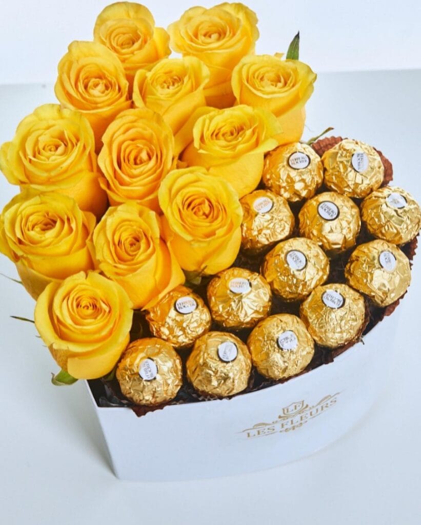 Caja de rosas amarillas con bombones