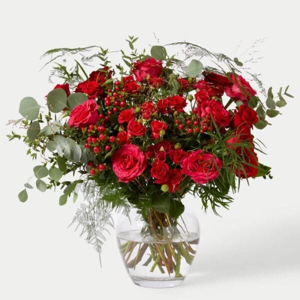 ramos de rosas rojas y eucapilto hecho por la floristeria les fleurs