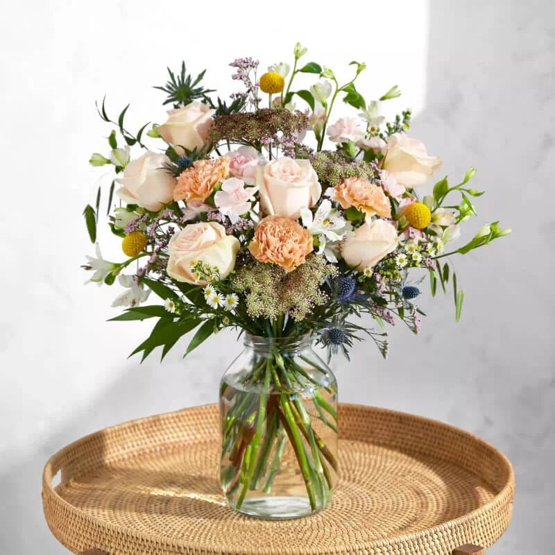 Ramo de rosas Ibiza de Les Fleurs, referencia de tamaño del plan Petit