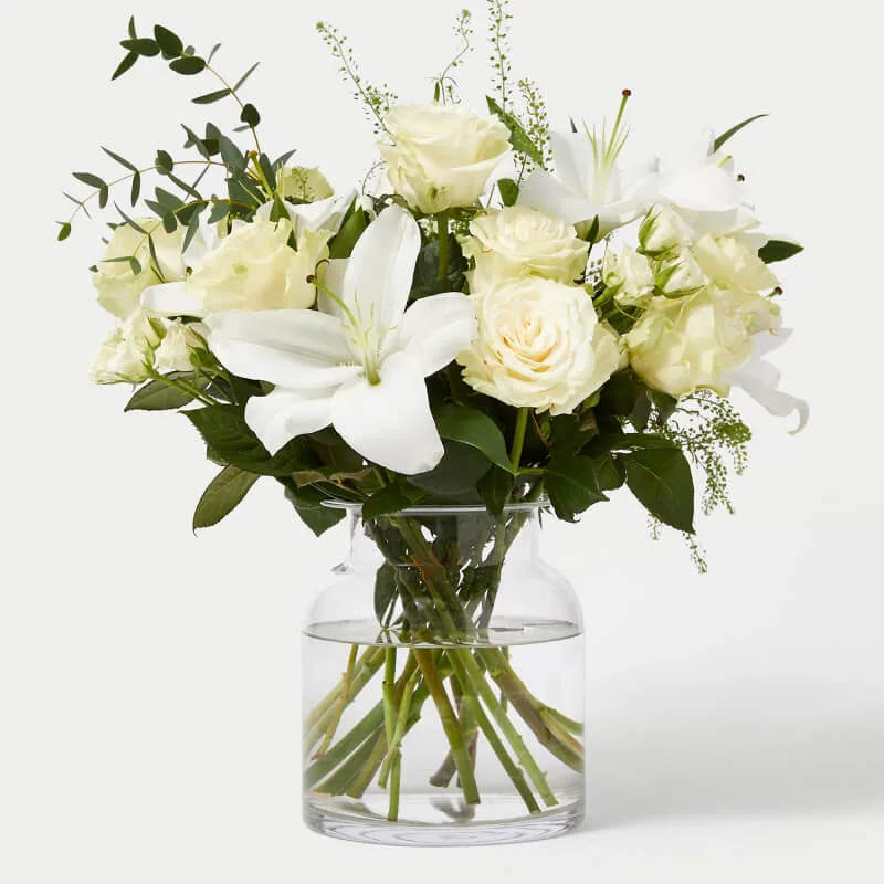 Ramo de rosas blancas y lirios Les Fleurs jarrón fondo blanco