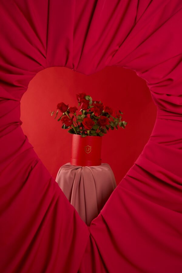 caja de rojas elegente con rosas rojas para envio a domicilio les fleurs